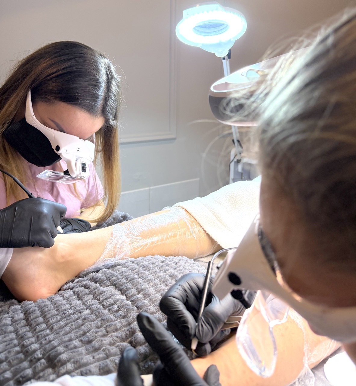 Ședință de electroepilare în patru mâini la Face & Body Studio